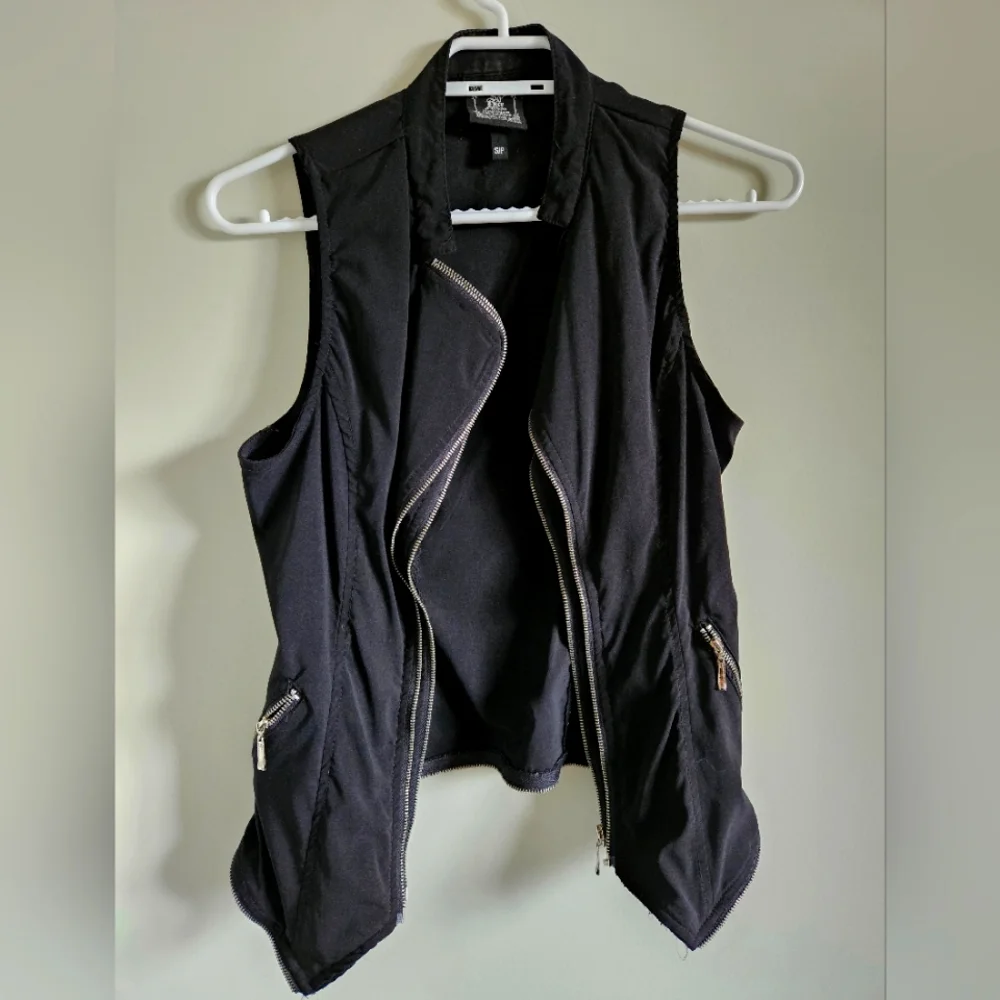 Sleevless jacket - Picture 1 of 2